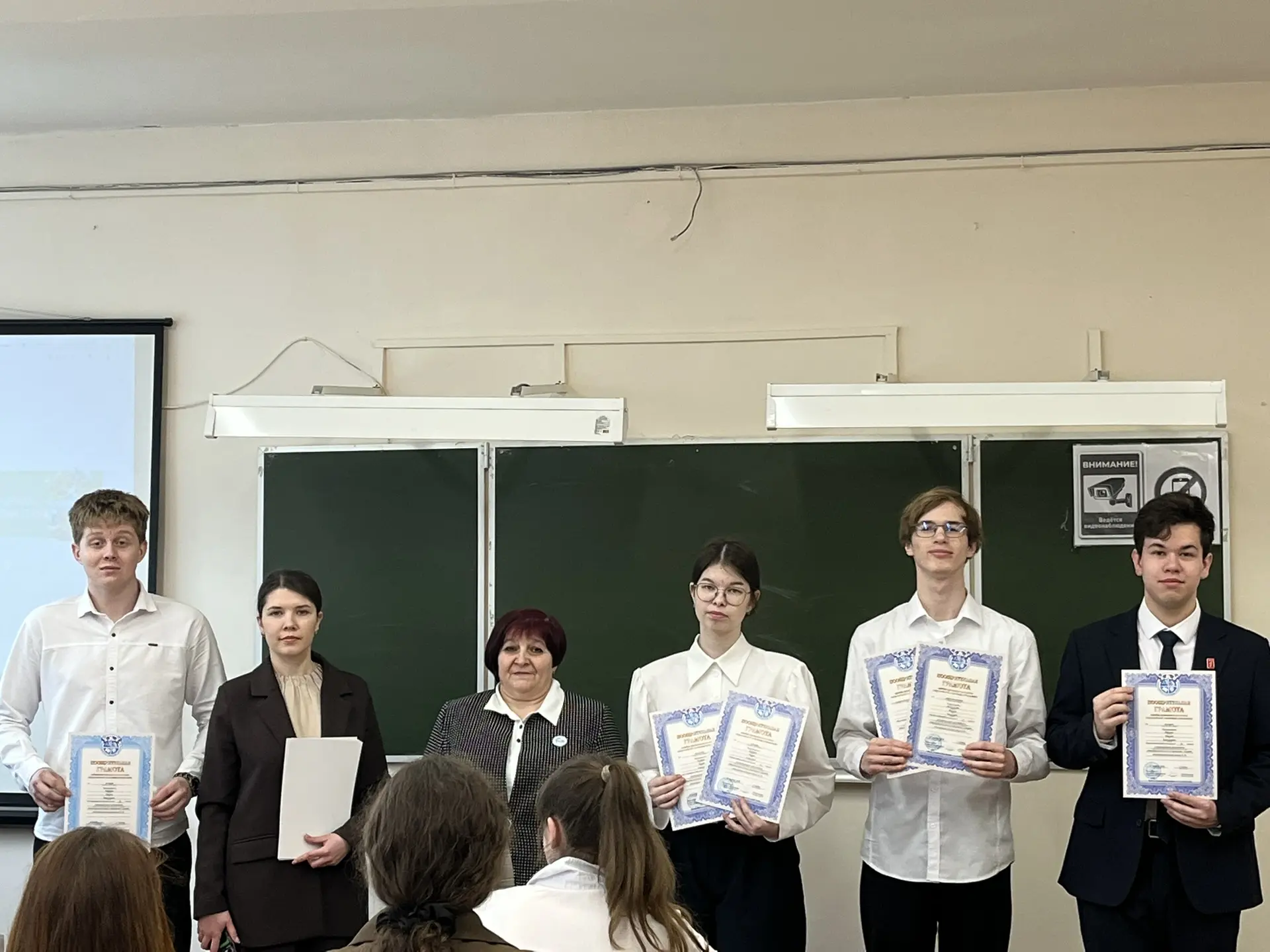Сегодня в нашей школе прошла общешкольная линейка 🇷🇺✨  Поднятие государственного флага Российской Фе