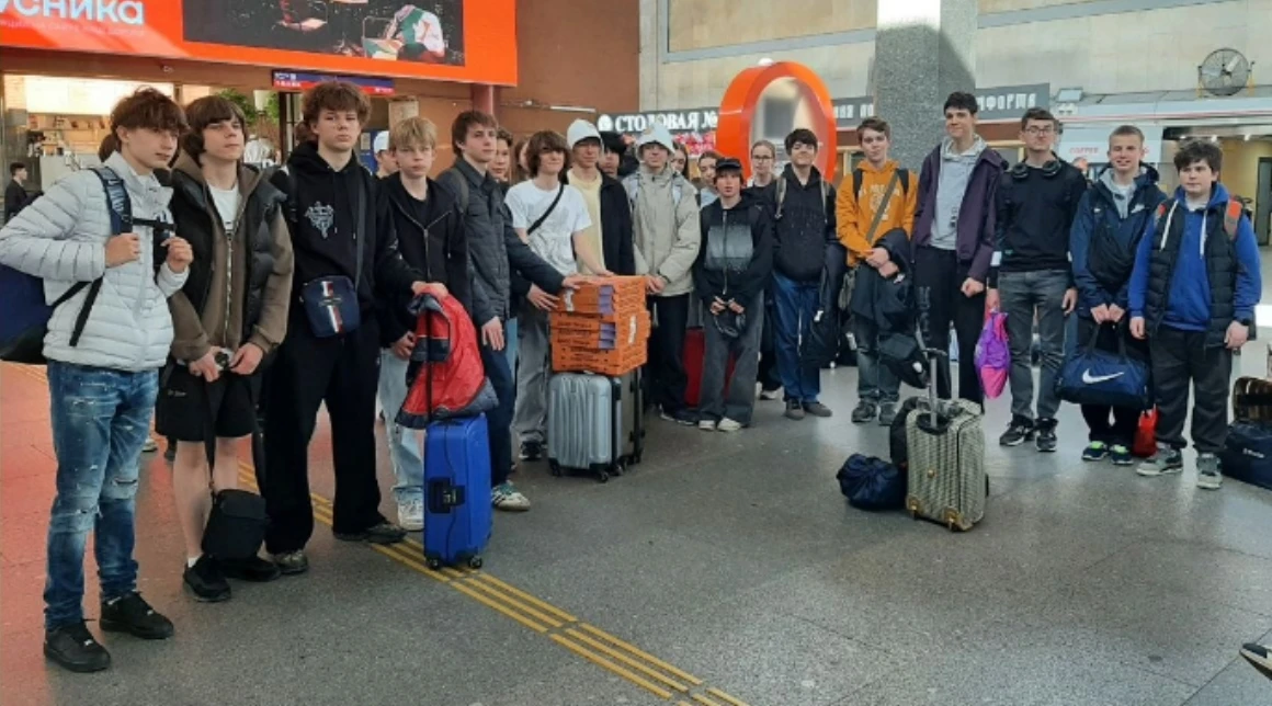 🚂Из жизни гимназистов 🚂

В конце учебного года ученики 8-2 и 8-3 классов отправились в увлекательн