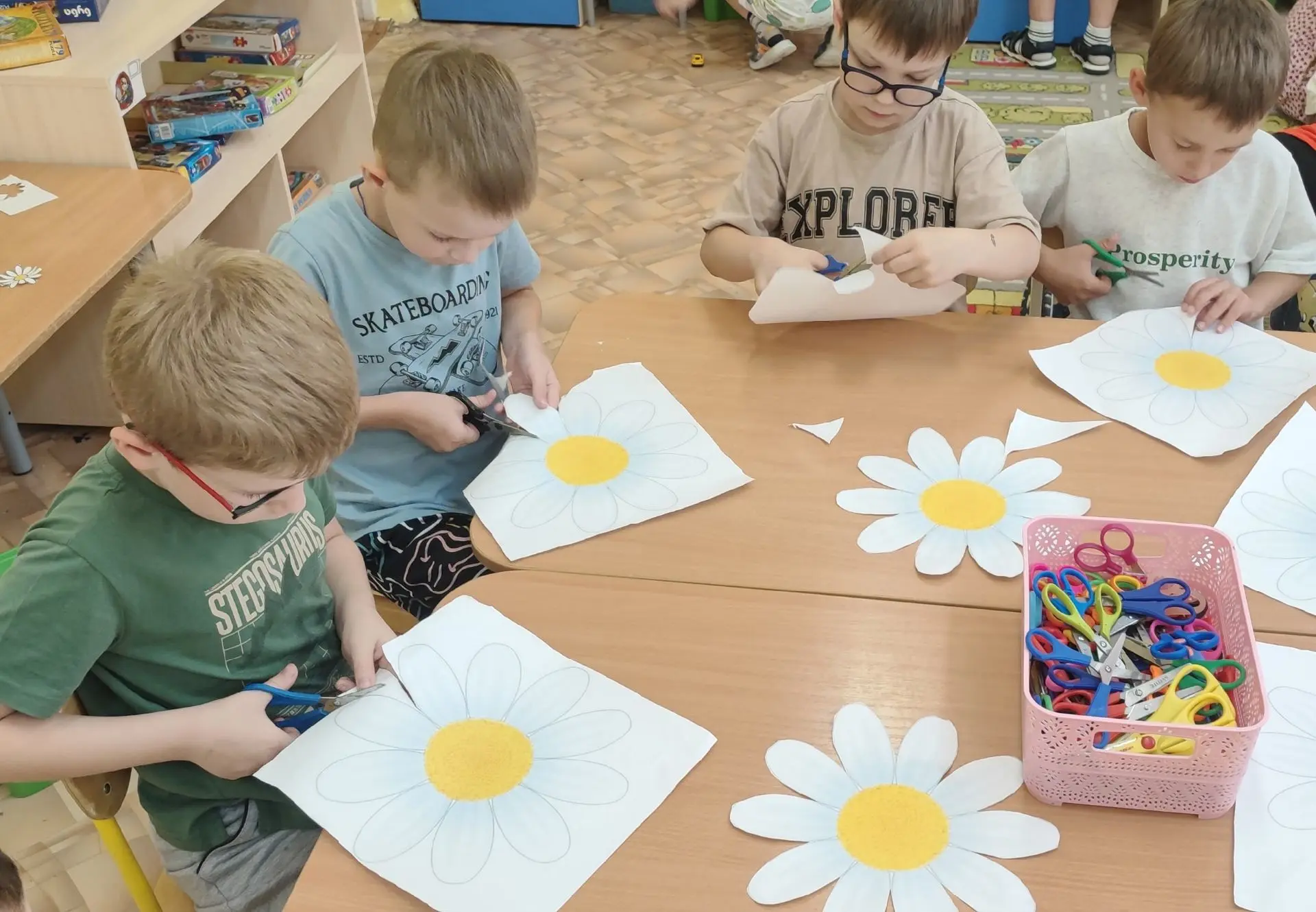 Уважаемые родители!
Поздравляем Вас с Днём семьи, любви и верности! 🎉
Семья — это тихий свет домашн