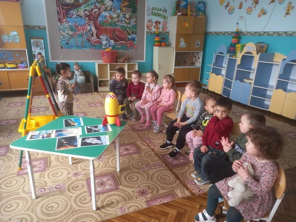 В младшей  группе "Пчёлка ", прошло знакомство с праздником День космонавтики. Воспитат...