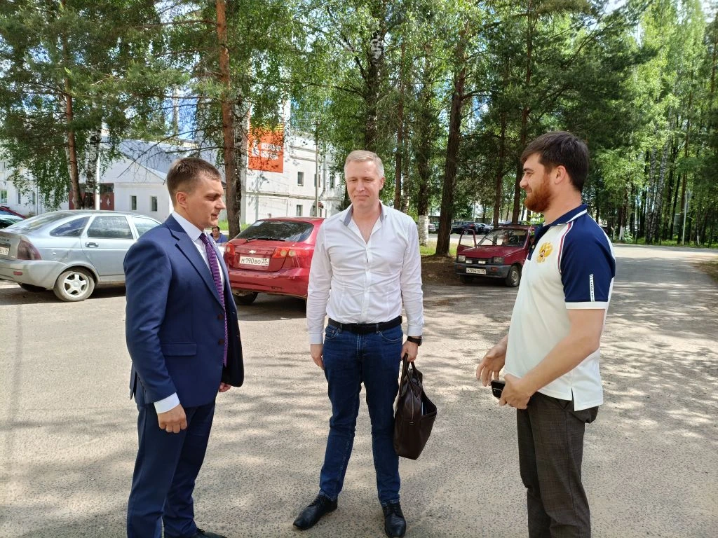 Вчера руководству округа и коллективу Чагодощенской ЦРБ был представлен новый главный врач Мурад Мах