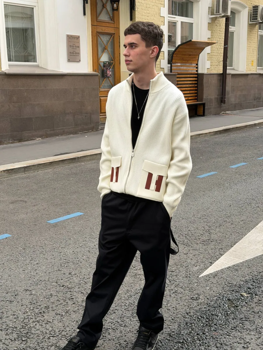 Outfit на осень со свитером на молнии от Hermes в молочном оттенке, который придает све...