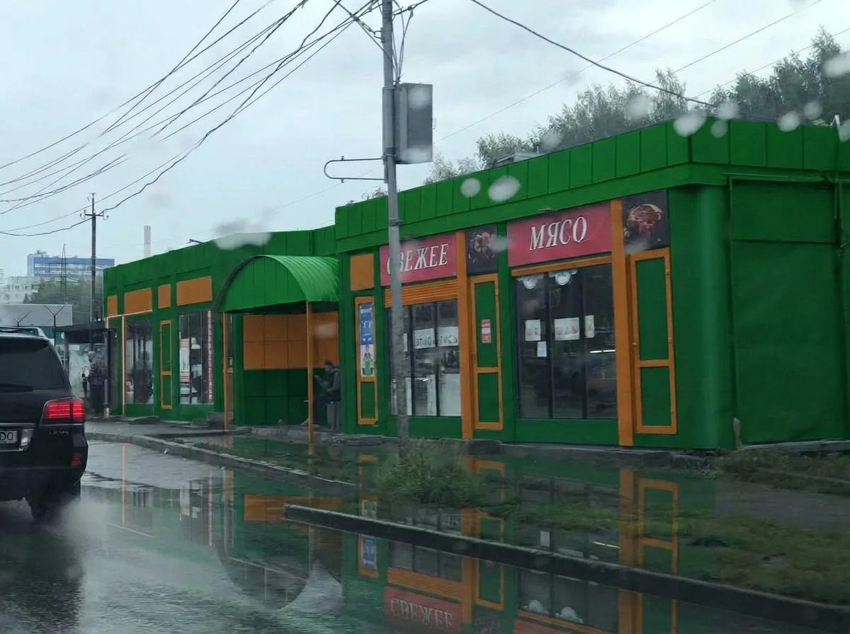 Скидываемся всем районом на краску и по-тихой ночью перекрашиваем?? 🤣🤣🤣
