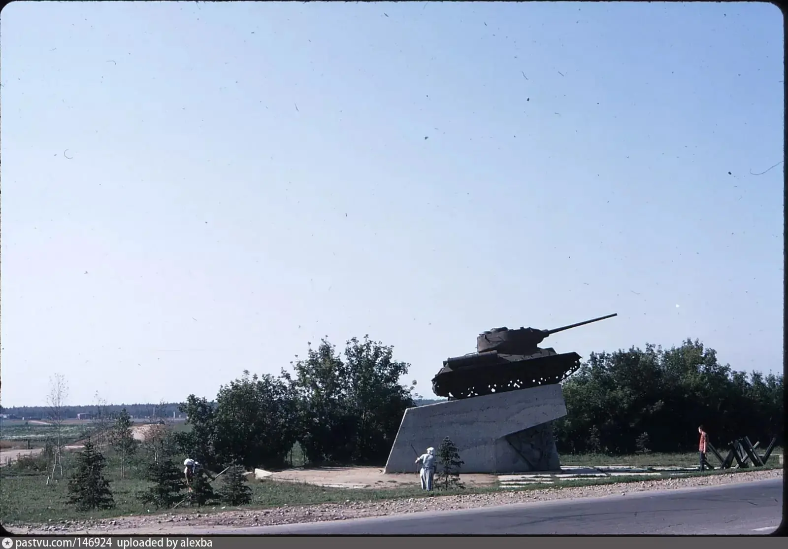 Завершен перенос памятника Т-34, который долгое годы стоял вблизи Минского шоссе.