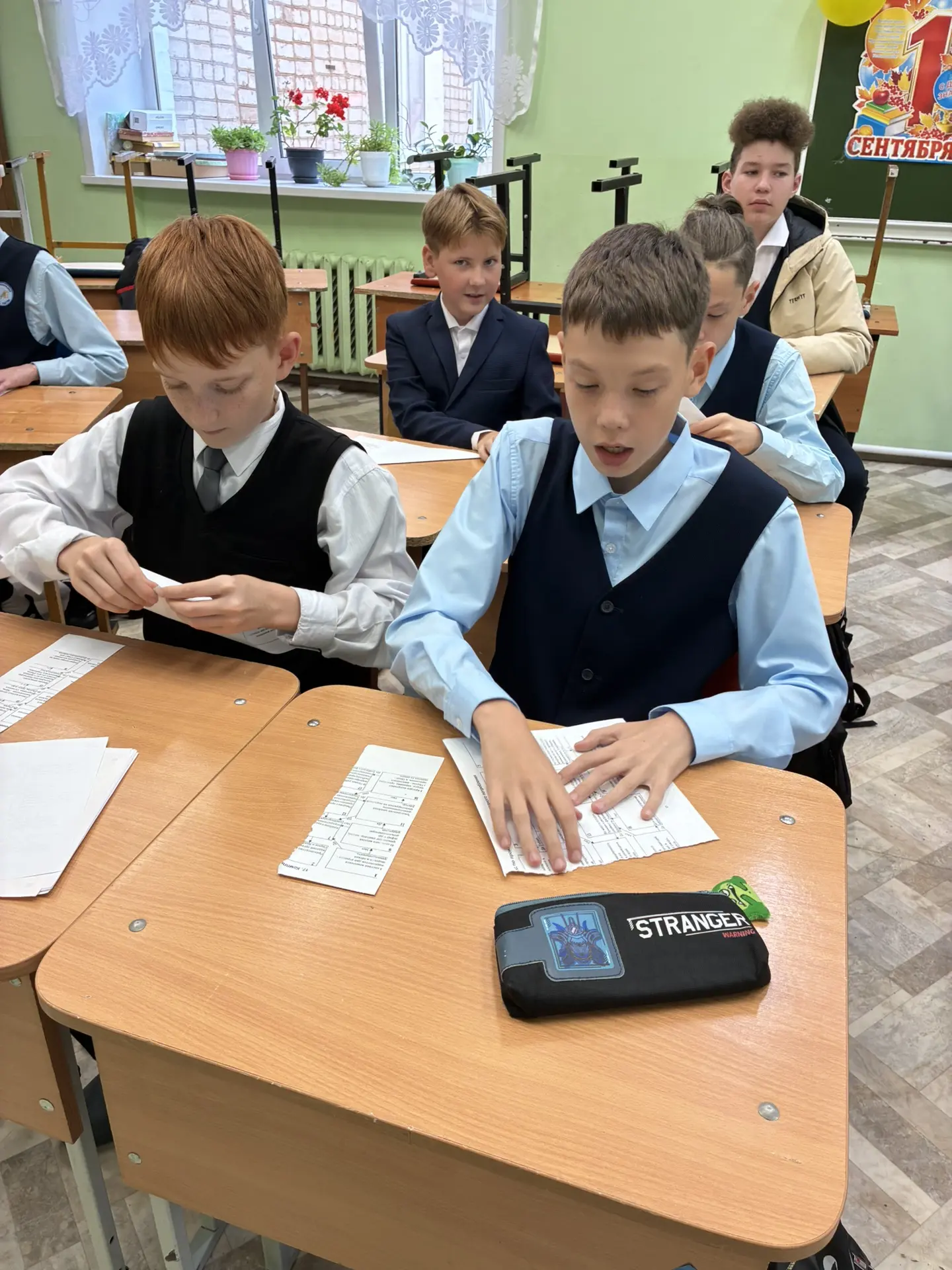 Ребята из 7  «б» приняли участие в акции «Белые журавли памяти». Каждый журавлик- это ч...