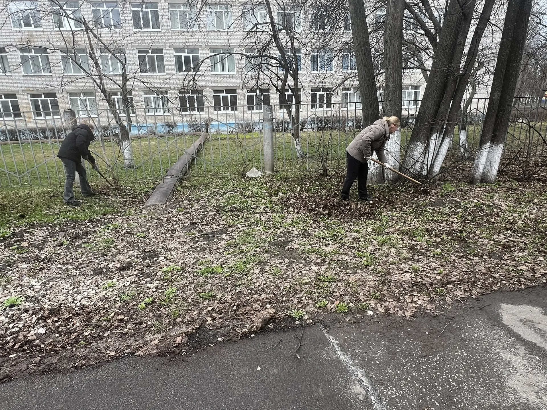 Кто сказал, что субботник — это скучно? Только не у нас! 🍂  Сегодня школьная территория 2 корпуса пр