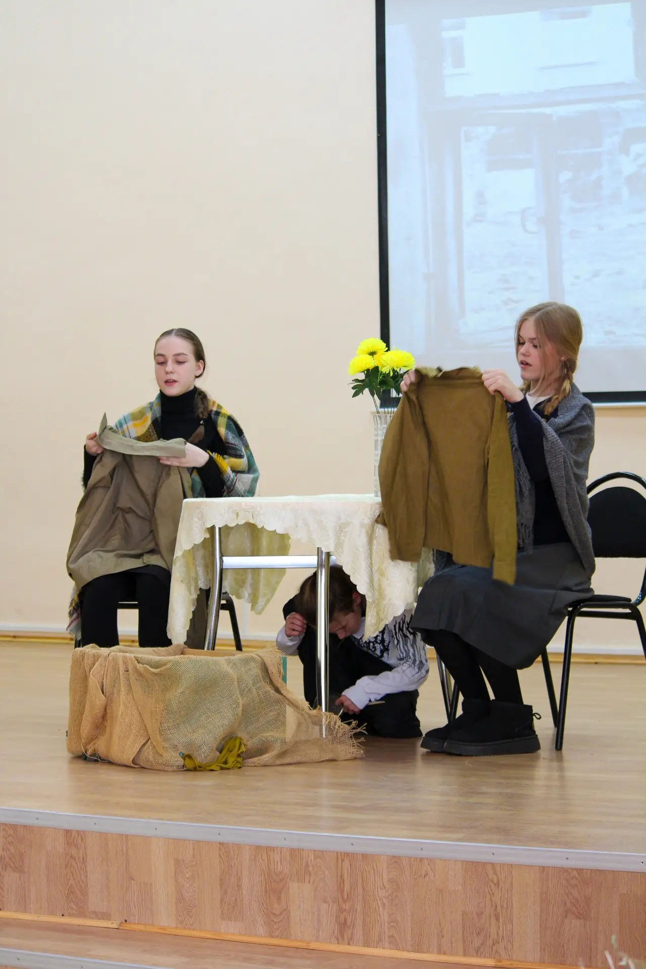 «ФРОНТОВОЕ ЗЕРКАЛЬЦЕ»🎭  В нашей школе состоялся спектакль «Фронтовое зеркальце», посвящённый Дню Поб