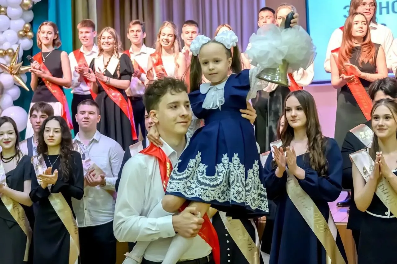 🎓 116 выпускников сделали первый шаг в будущее в школе имени Героя России А. Г. Монетова  Для ребят 