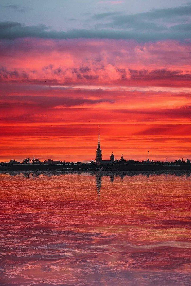 🏛Санкт-Петербург – город, где каждый закат окрашивает небо в цвета мечты, а каждый рас...