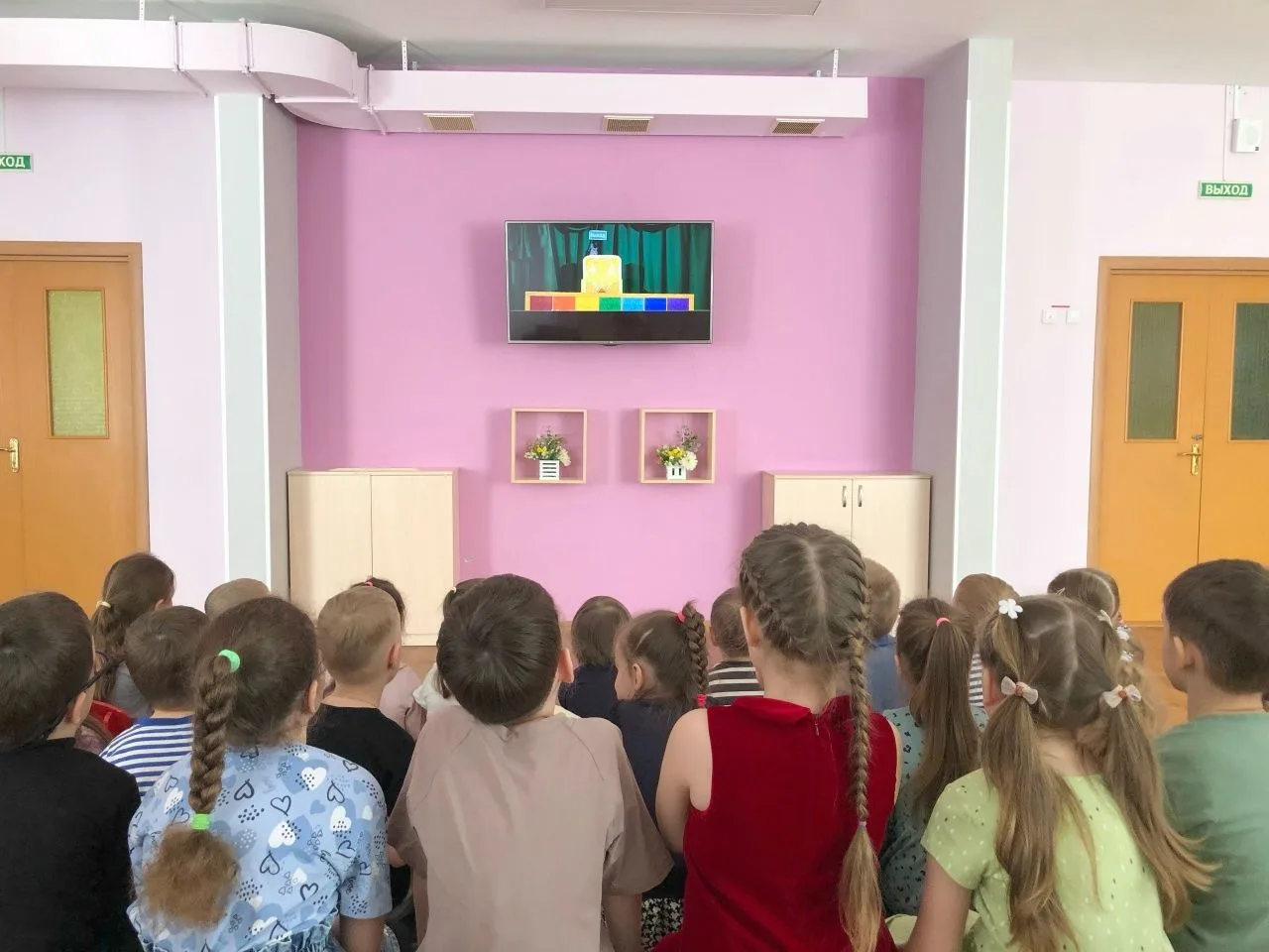В детском саду 10 прошел познавательный «киносеанс» по безопасности. Ребята с большим интересом посм
