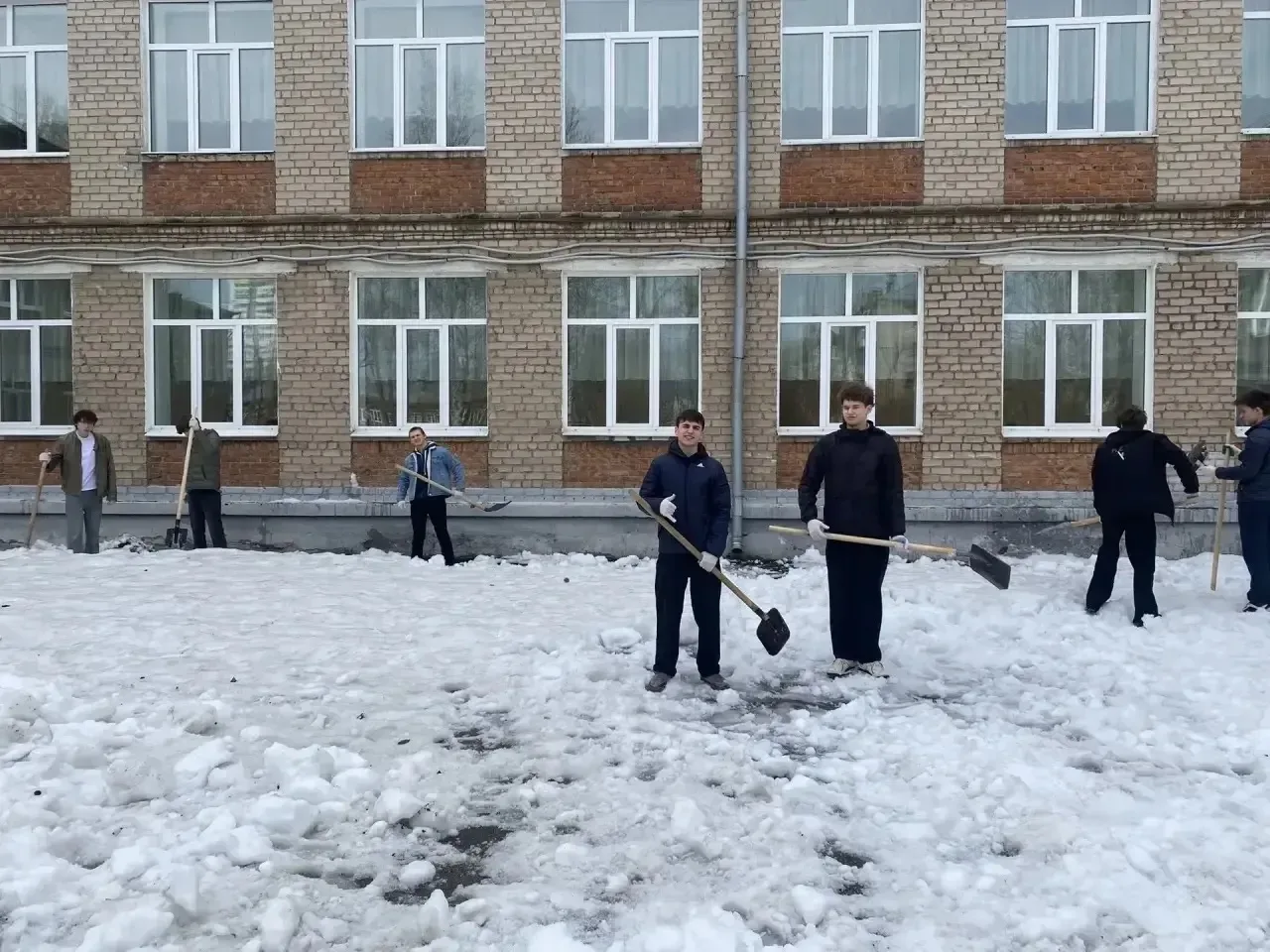 🌳 Сегодня ученики нашей школы приняли активное участие в субботнике! Ребята дружно навели порядок на