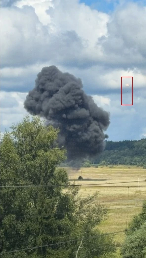 Кадр со спускающимся на парашюте пилотом разбившегося под Звенигородом истребителя.