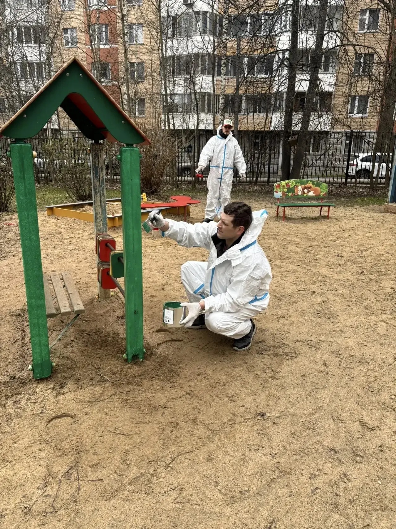 Сегодня в нашей школе прошёл субботник.  Сотрудники, ученики и их родители объединились, чтобы сдела