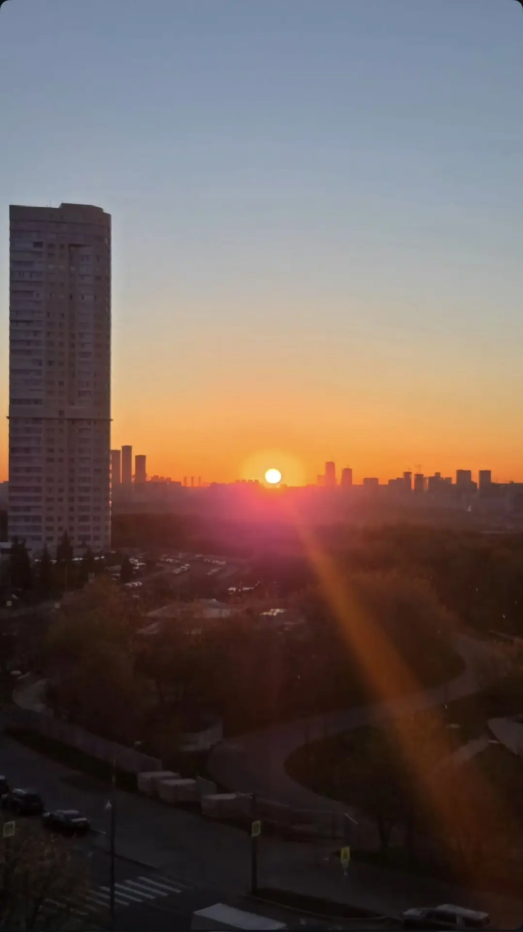 Красотой сегодняшнего рассвета делятся с жителями наши соседи 🌅  Прислать новость в бот в Max   @kry