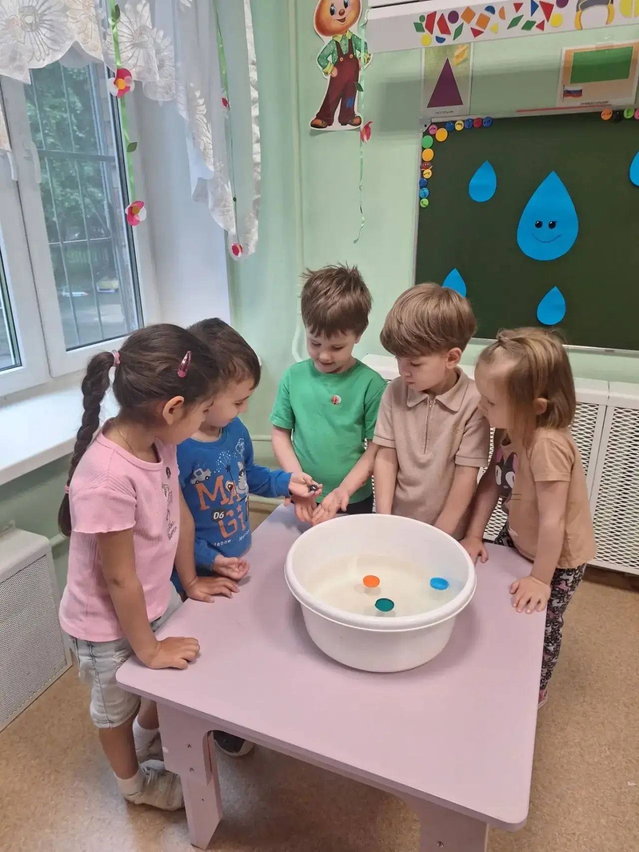 В нашей группе прошёл тематический день - День воды 💦
На занятии ребята вспомнили о разных свойства