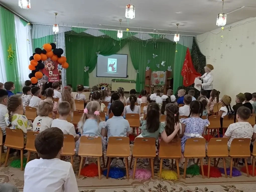 Цветы памяти: дошколята почтили подвиг героев   Накануне Дня Победы  состоялись тематические занятия