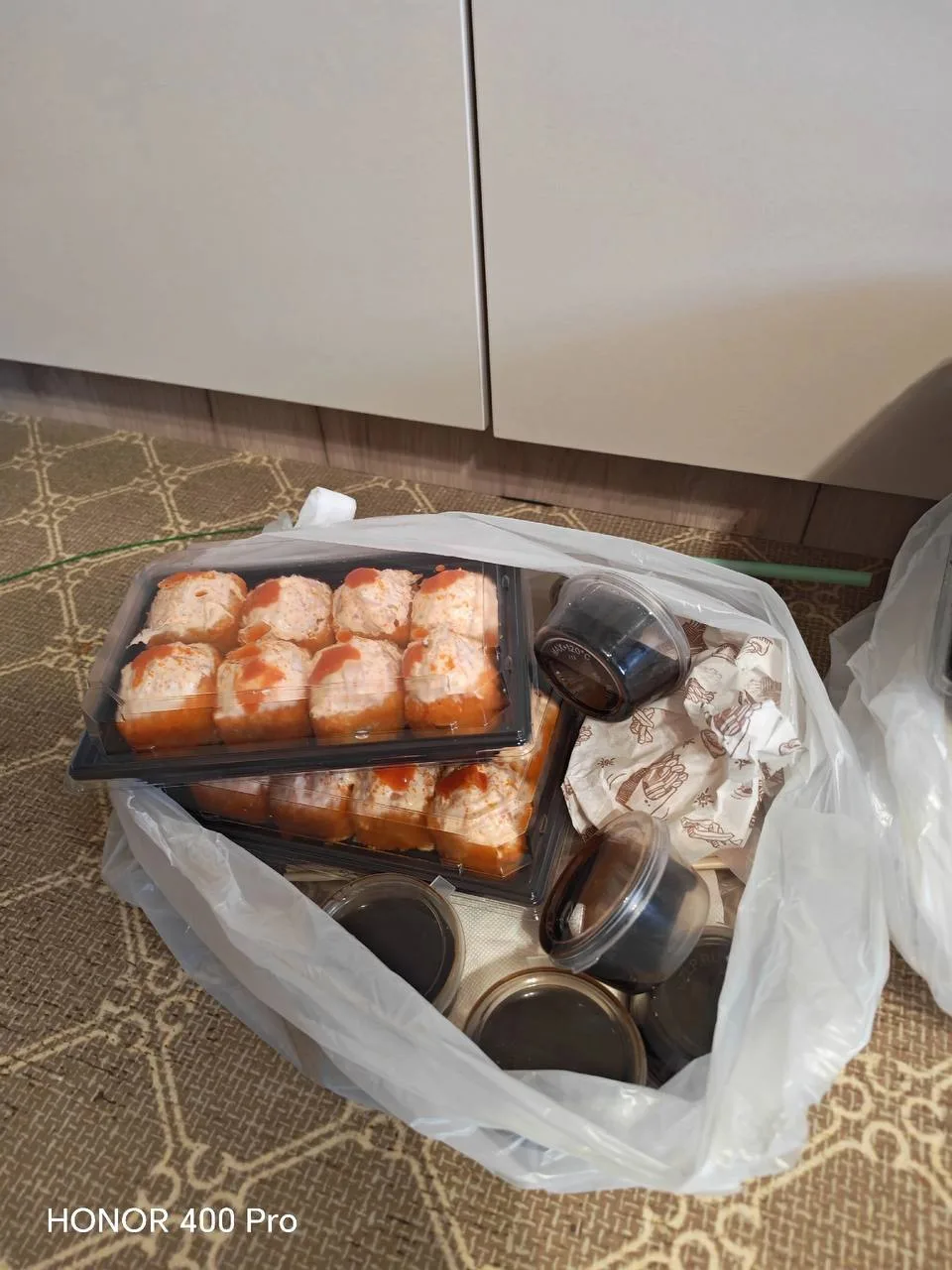 Заказали суши в Суши макет wok. На 6.500 руб. 🤢 Принесли с живым тараканов в пакете. А...