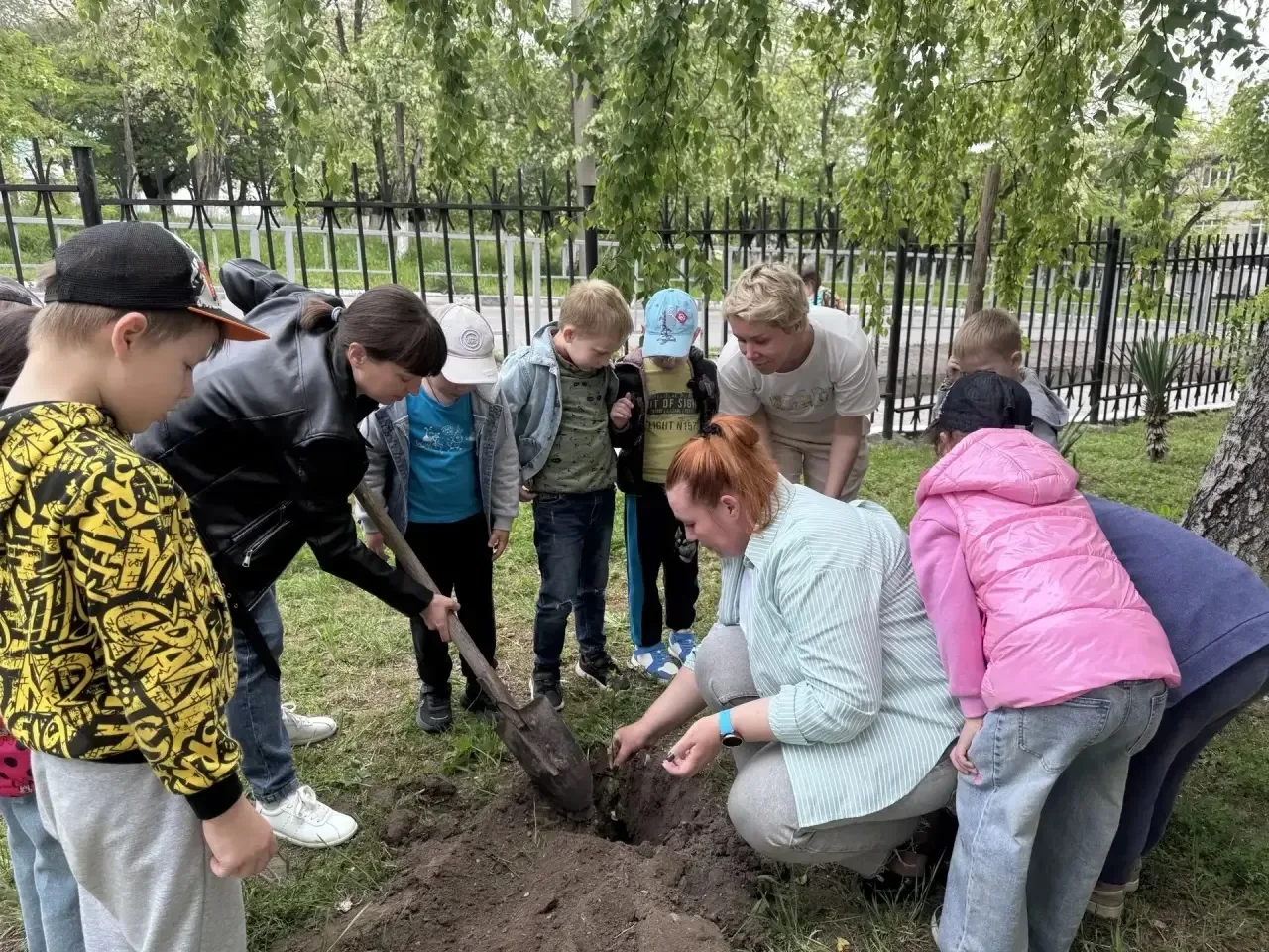 🌳✨ В нашем детском саду существует замечательная традиция, которая объединяет поколения — каждая вы