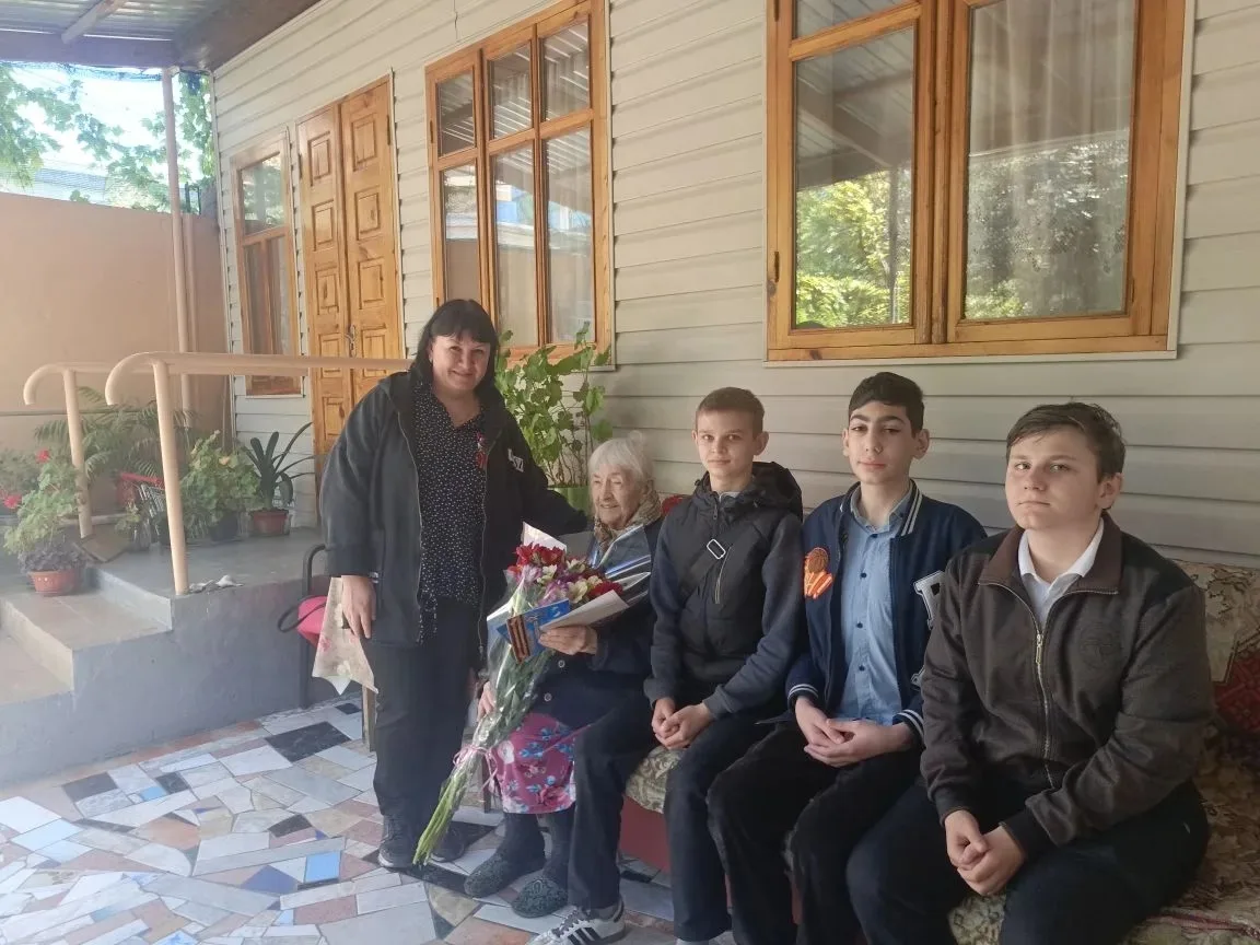 💖 Волонтёры нашей школы подарили ветеранам частичку тепла и заботы! 💖  В преддверии Дня Победы волон