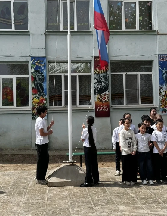 🇷🇺 В понедельник в нашей школе прошла традиционная еженедельная линейка, которая началась с поднятия