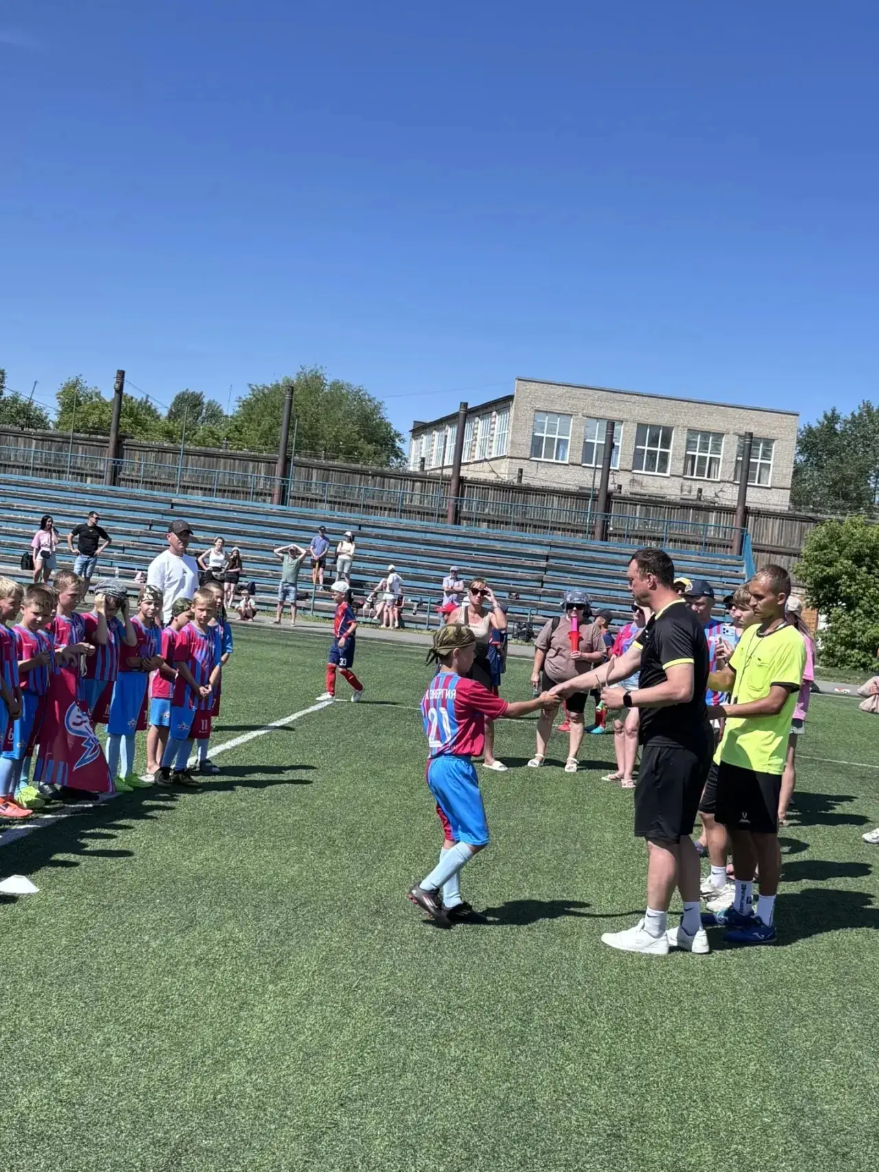 ⚽️ Красивый, зрелищный, напряженный футбол в городе Яровое: Безопасность в руках медиков - профессио