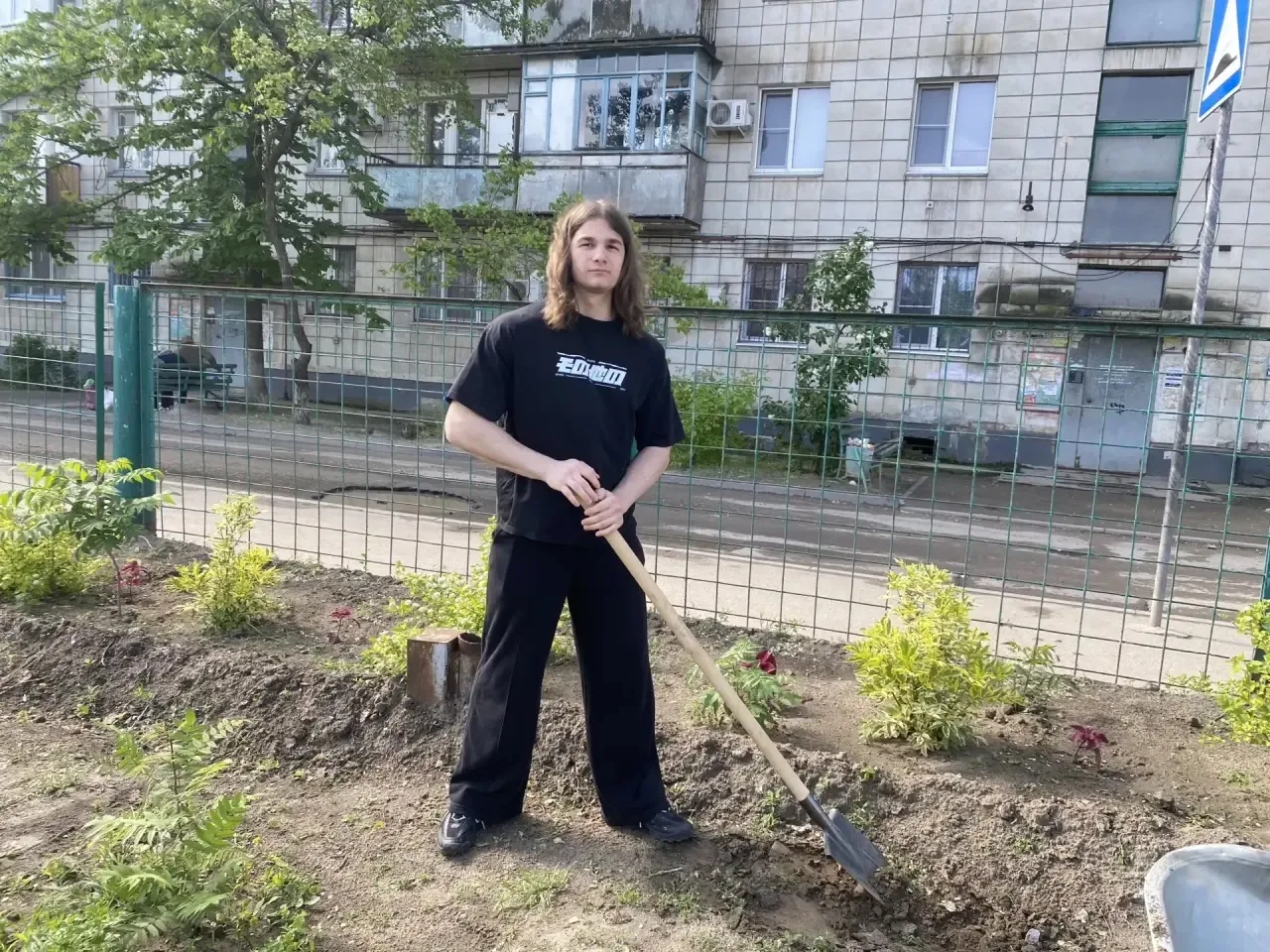 🌿 Школьный двор становится красивее: вместе создаём уголок природы! 🌿  Наши одиннадцатиклассники — н