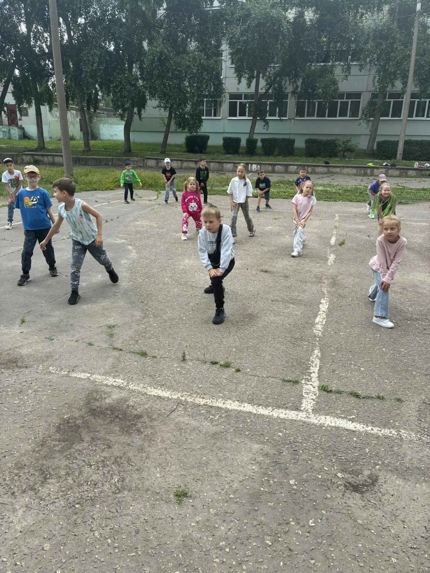 Летом особенно важно поддерживать физическую активность детей. Занятия с инструктором п...