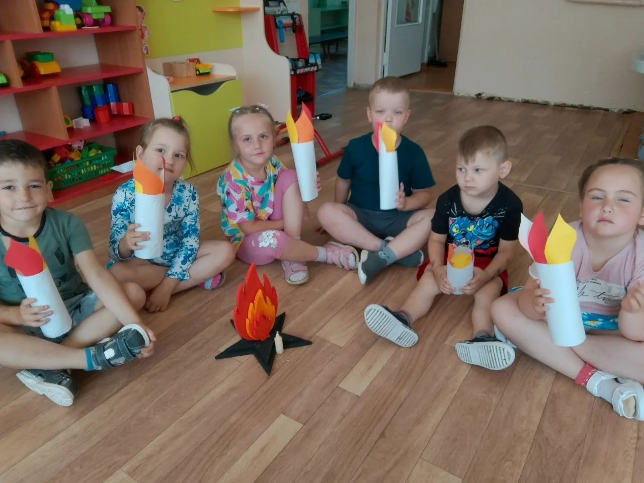 22 июня — День памяти и скорби.

Сегодня мы с ребятами из группы "Одуванчик" поговорили о мире. Восп