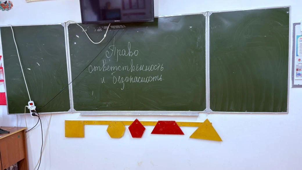 В  7 - 11 классах в  Чиркейской гимназии  провели классный час на тему: «Право, ответст...
