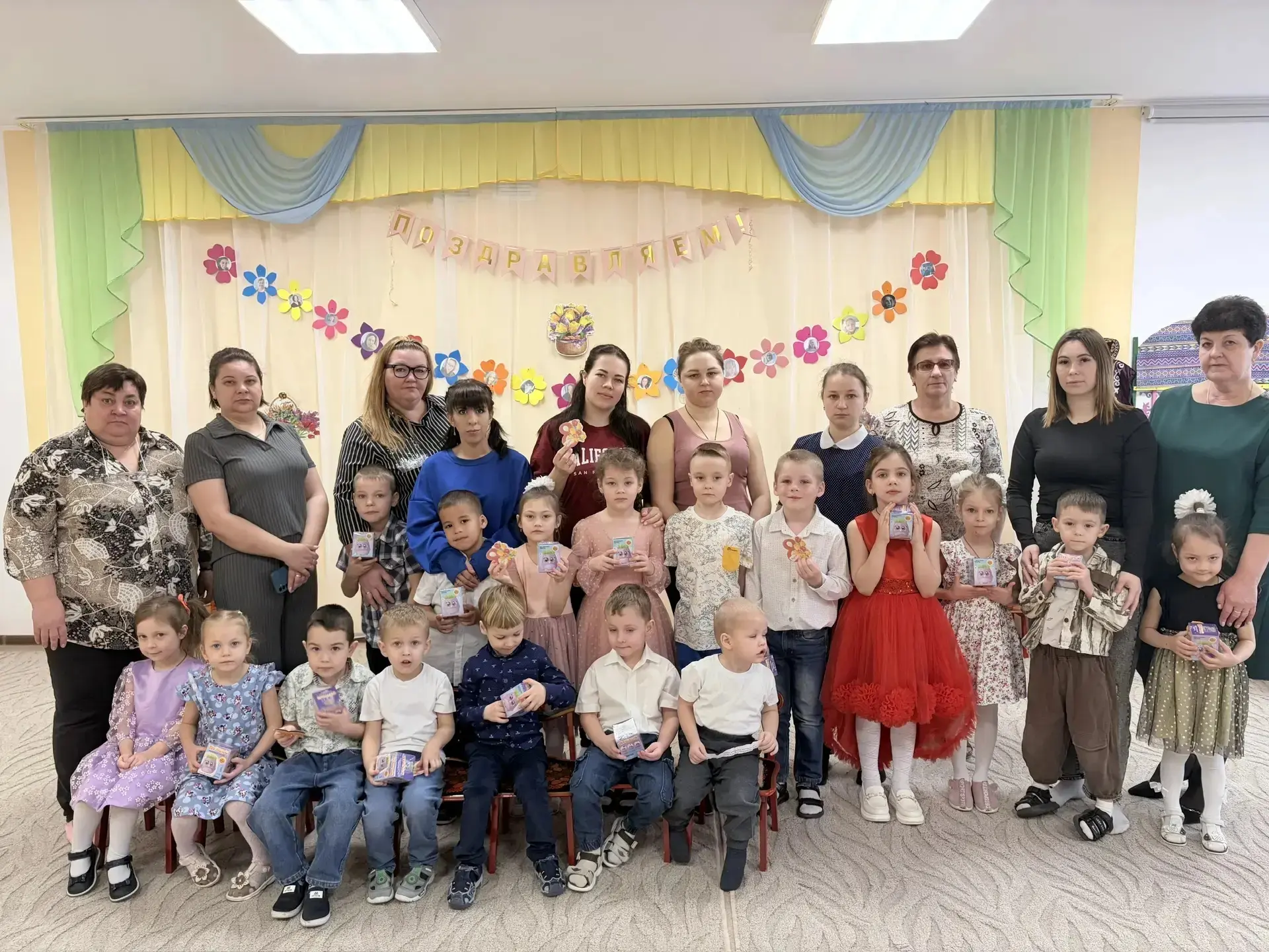 В группе "Непоседы" прошёл  утренник "Праздник женщин дорогих". Для своих мам и бабушек...