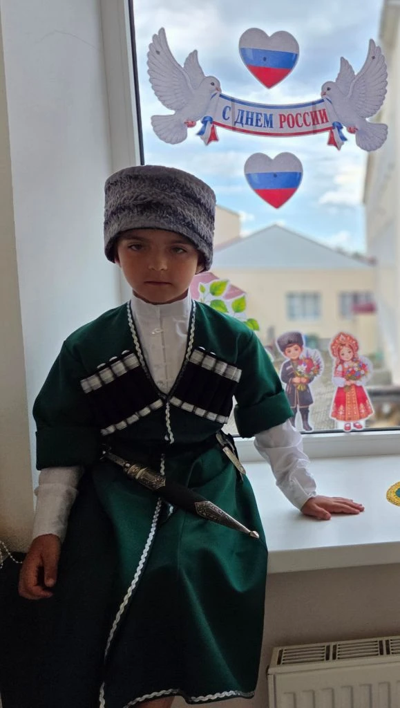 🇷🇺 НАШИ ОКНА ЗАИГРАЛИ ТРИКОЛОРОМ: АКЦИЯ «ОКНА РОССИИ» В ДОШКОЛЬНОМ ОТДЕЛЕНИИ 🎨✨

☀️ В преддверии 