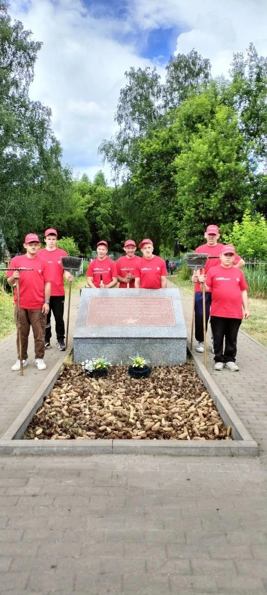 Сегодня наши ребята сделали благородное дело- провели уборку на территории мемориала " В память о по