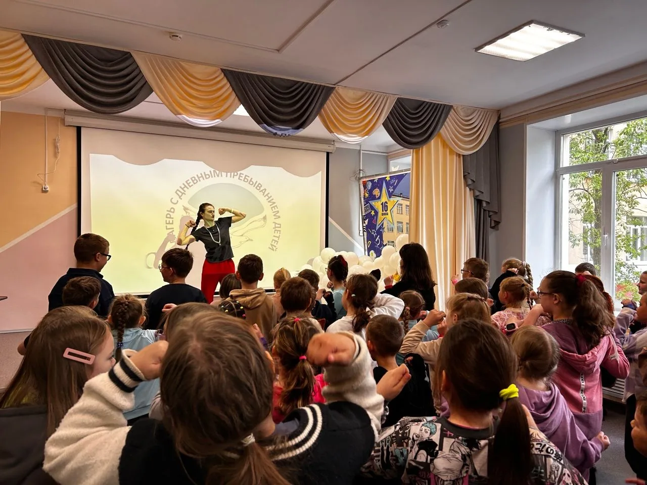 Ура, мы открыли эту смену! 🎉 Первый день в пришкольном лагере «Чайка» пролетел как оди...