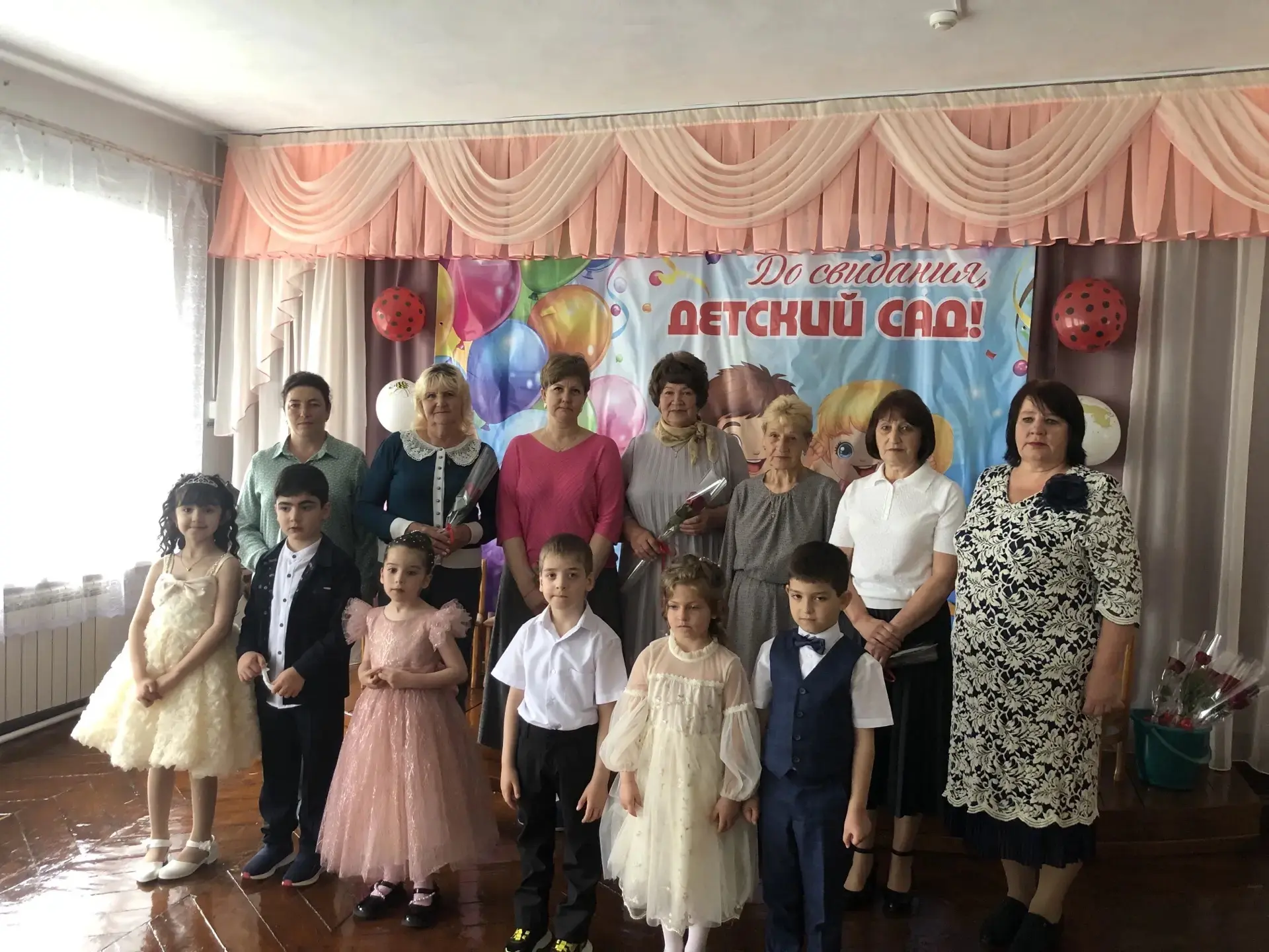 Торжественный момент в нашем саду: выпускной! Наши воспитатели с трепетной душой прощаю...