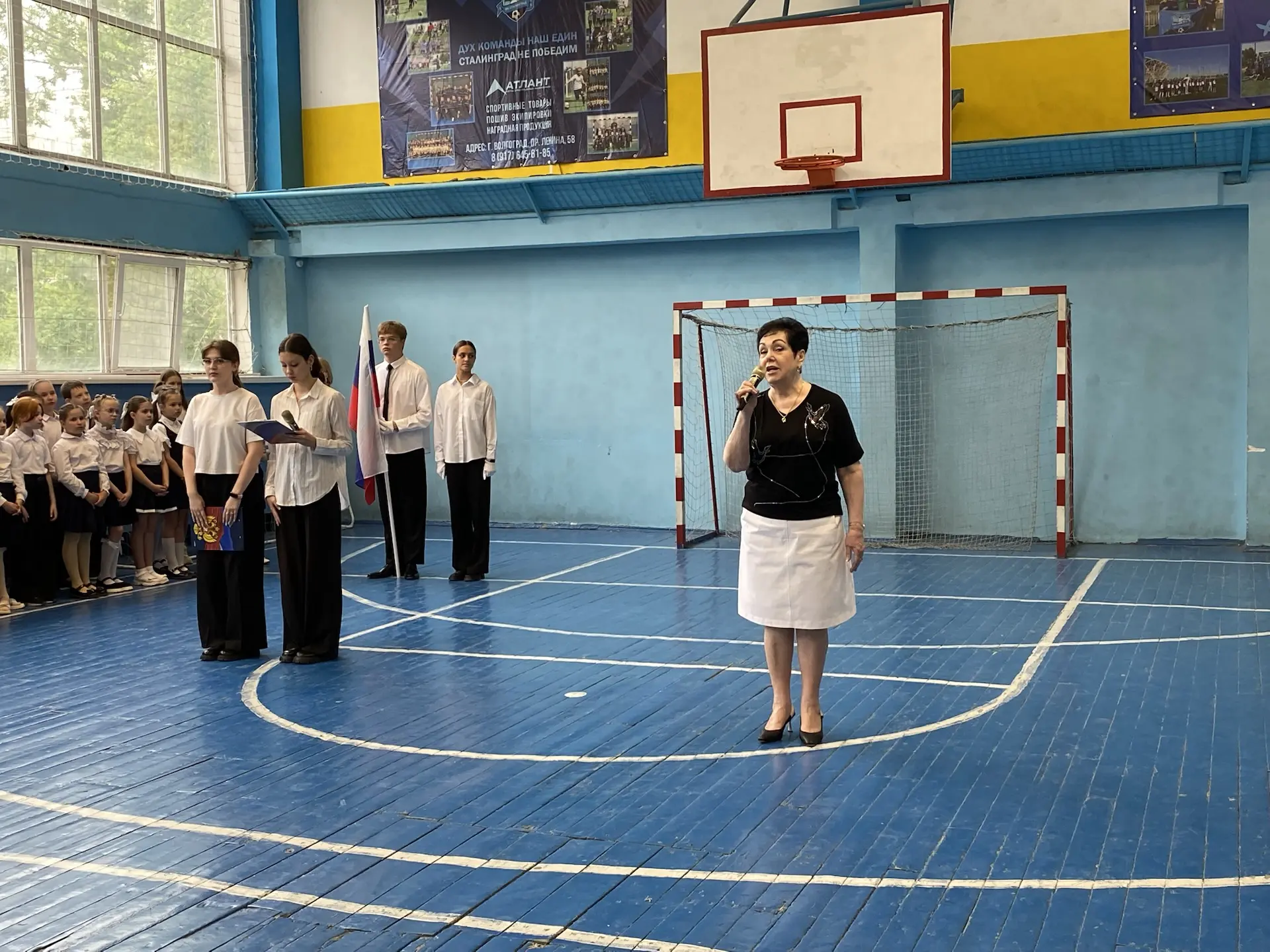 🇷🇺Традиционно утро понедельника в нашей школе началось с поднятия государственного флага Российской 