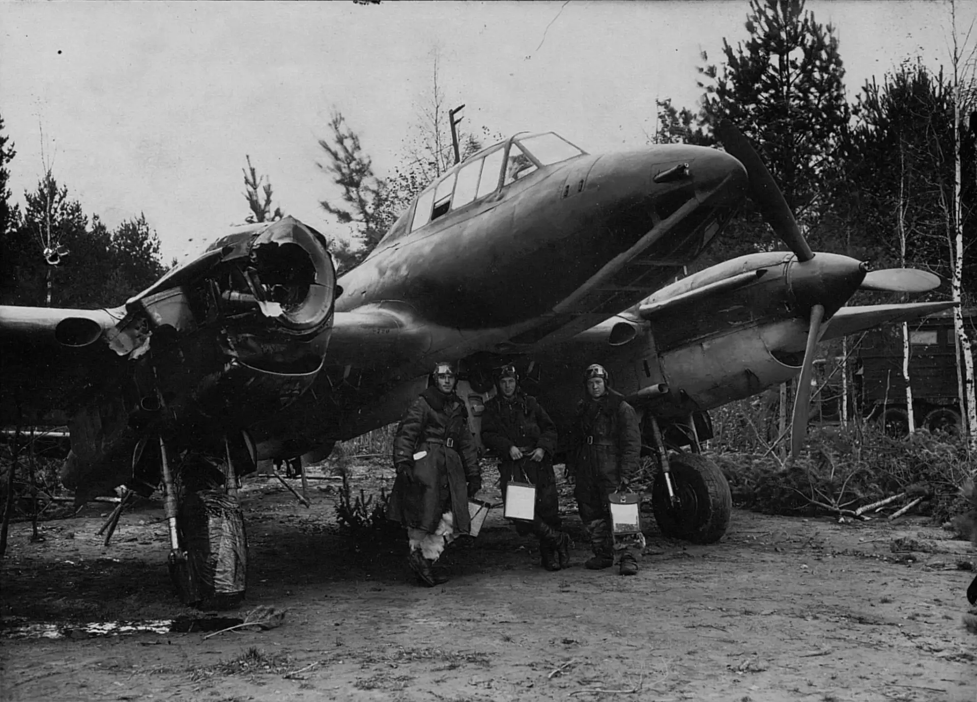Представляем фотографию экипажа командира звена 11-го отдельного разведывательного авиа...