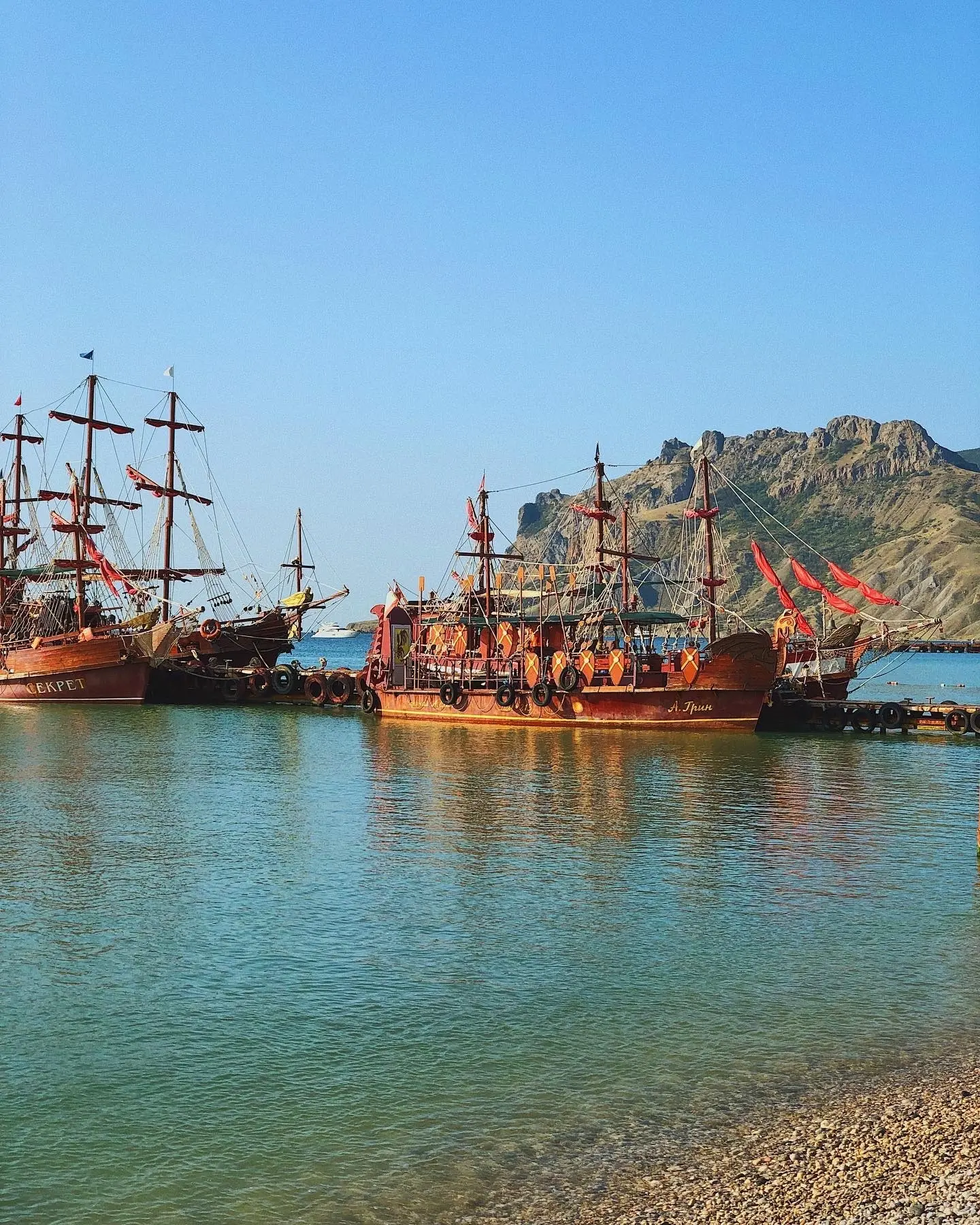 #КРЫМ #КОКТЕБЕЛЬ  Семейный гостевой дом у моря  Всего 6 номеров — по-домашнему уютно и нет суеты.  🚶