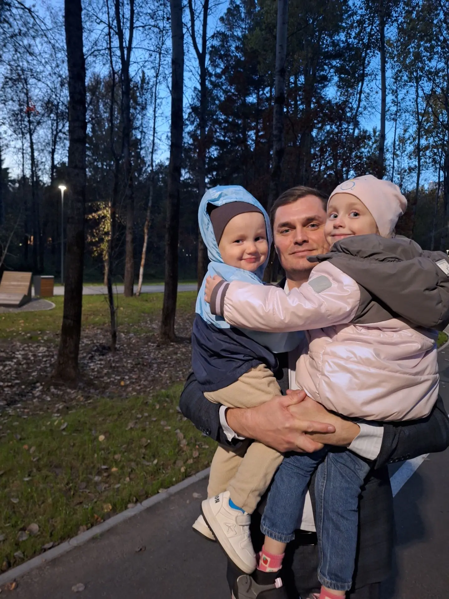Отличная прогулка в парке😅а мне после таких одновременных подъёмов (тасканий) детишек ...