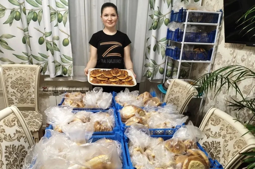 В Пасхальную неделю наши защитники снова ощутили любовь и поддержку Подольска  🥧 Две заботливые деву