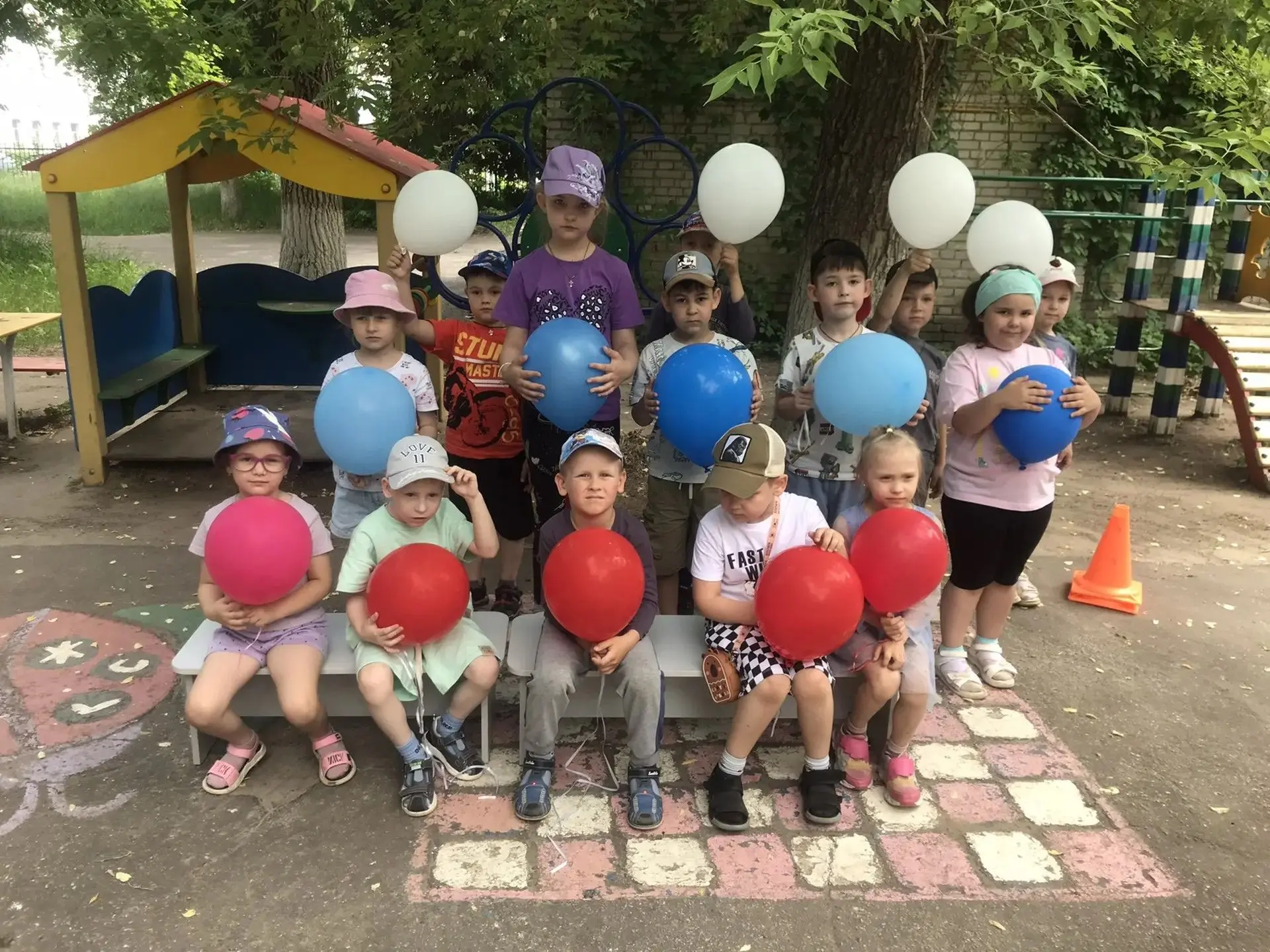 📢Нам праздники для радости даны,
Мы знаем их немало, самых разных,
🇷🇺Но День России, день родной 
