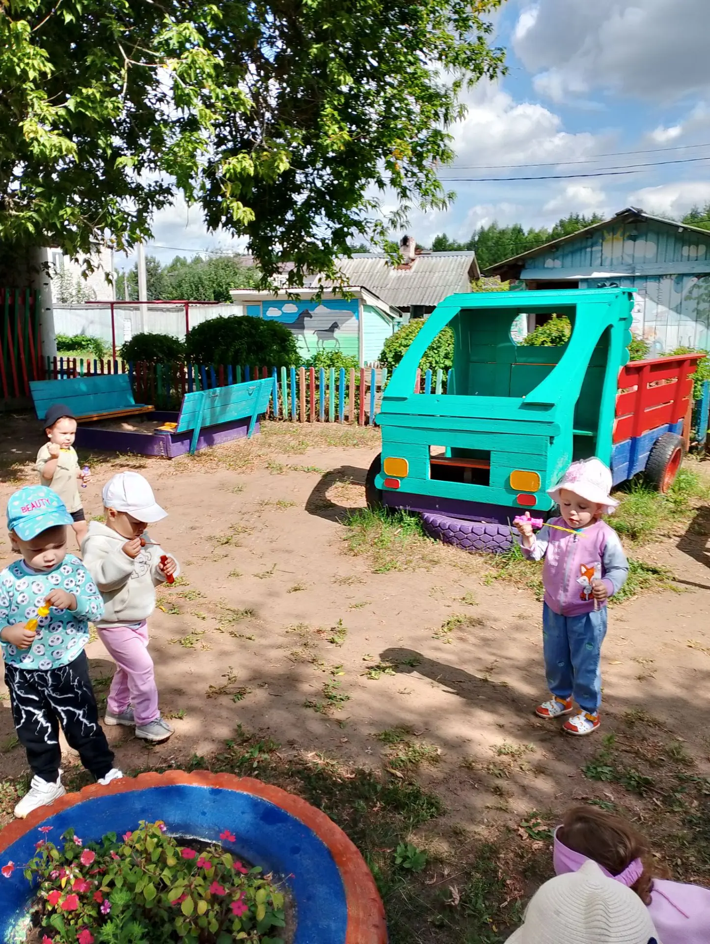 Радуга в ладошках:Пускание мыльных пузырей -одна из самых любимых и весёлых детских заб...