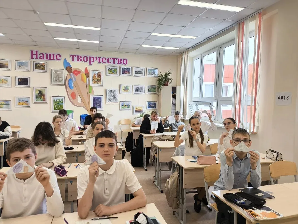 Дети 5-в, 6-д , 4-а классов казачьей направленности и 6-г класса подготовили письма и их пасхальное 