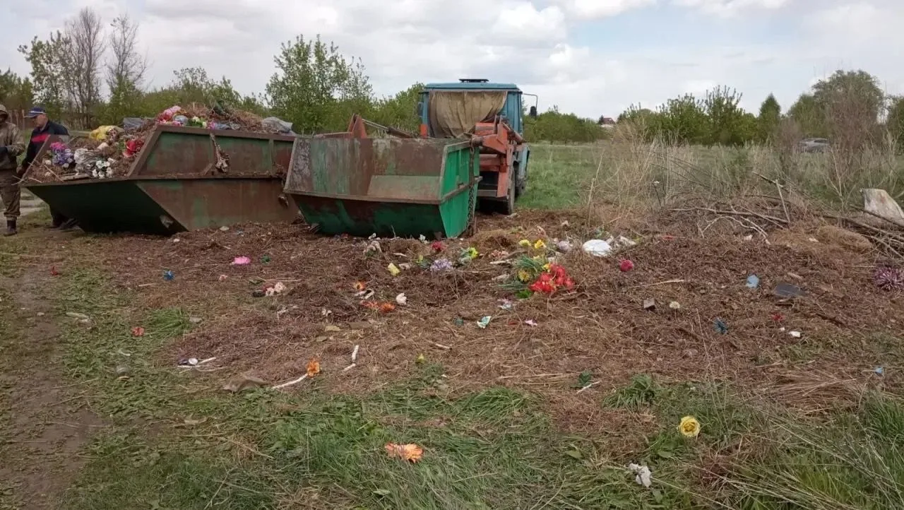 Коммунальные службы города продолжают работы по благоустройству и содержанию территорий ⁣ 🚜Локально-