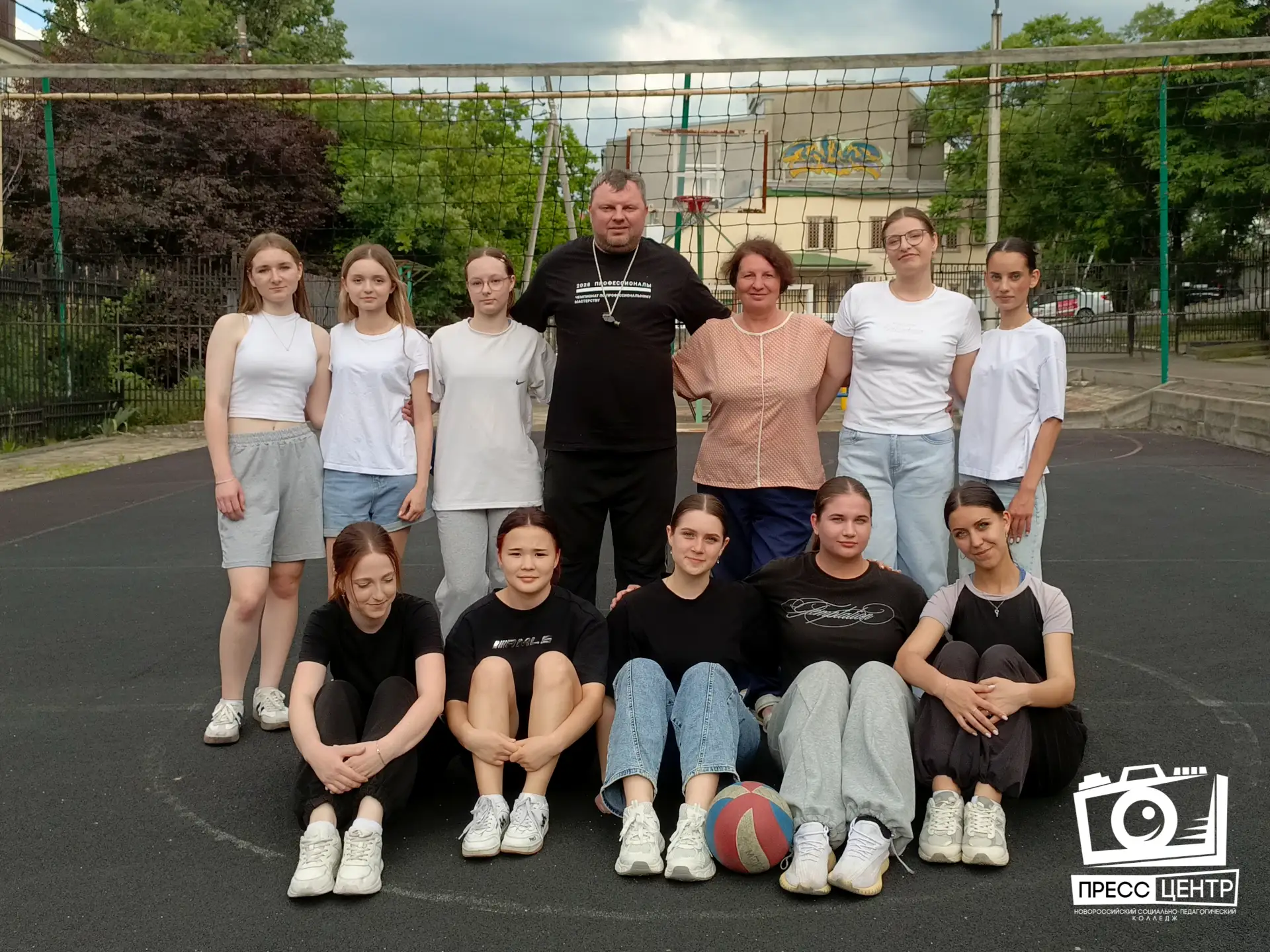 🏐 Волейбольный фестиваль ко Дню России прошёл в общежитии НСПК

🇷🇺 На спортивной площадке студенч