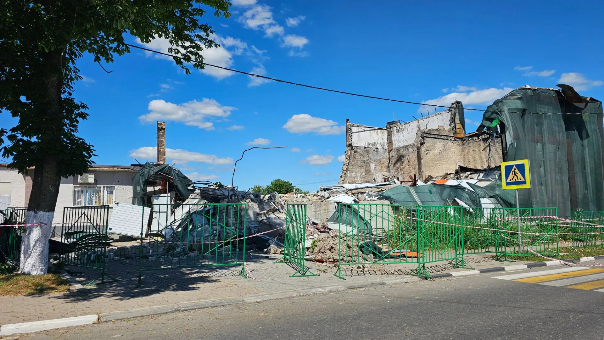 В городе идёт снос сгоревшего после атаки БПЛА бывшего спортзала АТП, который был переделан под ТЦ «