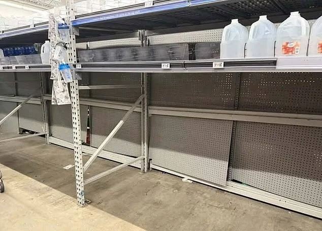 ⚡️ Американцы опустошают полки магазинов из-за угрозы урагана, — СМИ.