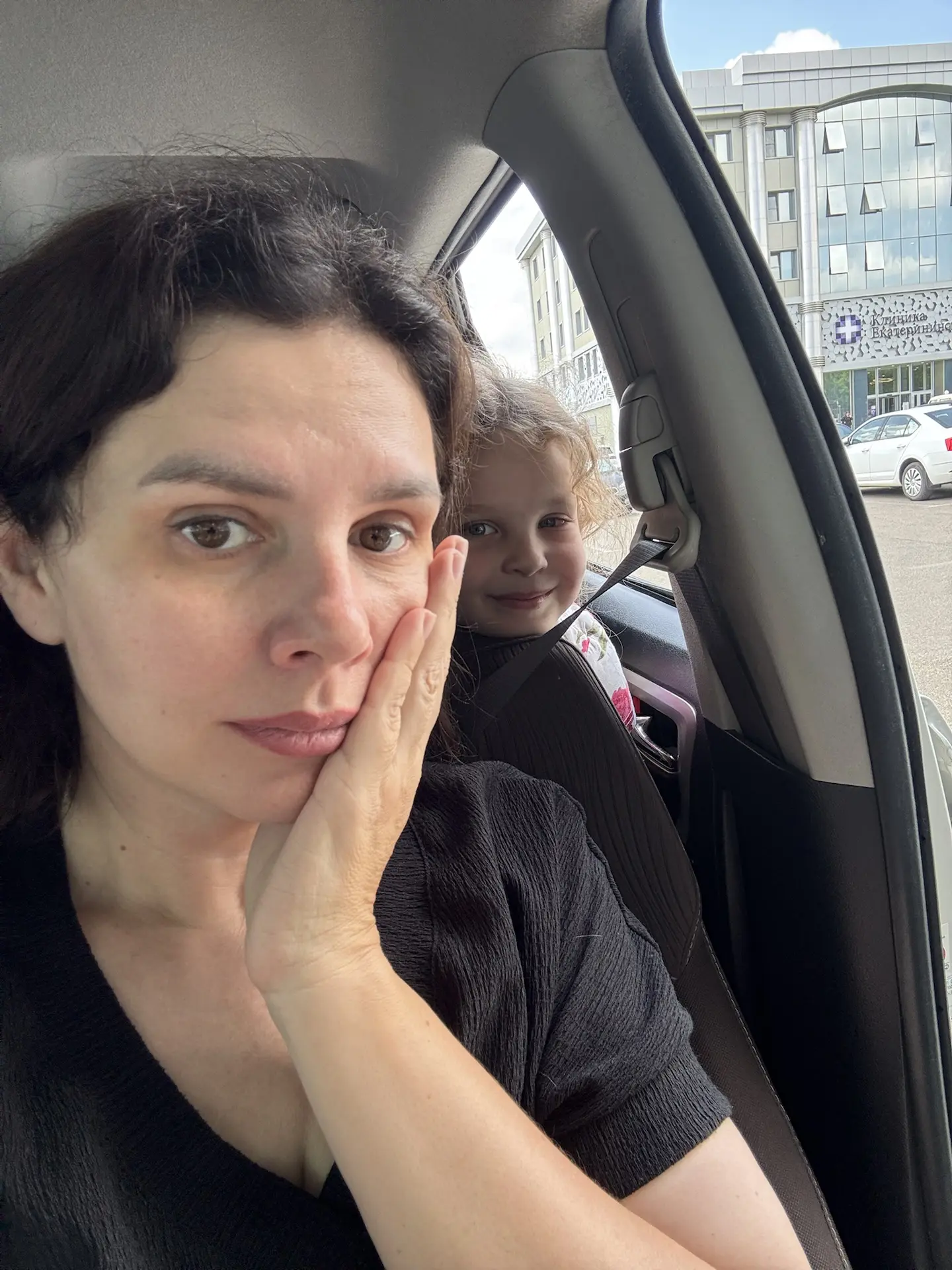 Итак. Версия Оли, которая неполная как мне кажется.  «Я стояла и колупала забор и смотрела , как отл