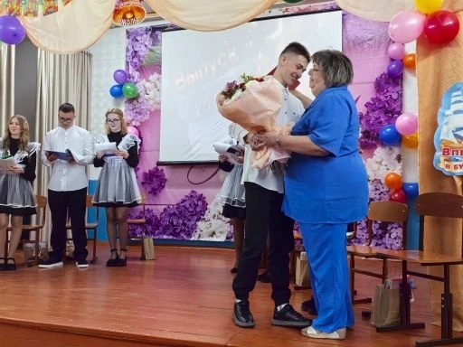 В нашей школе прозвенел последний звонок — один из самых трогательных дней для выпускников, их родит