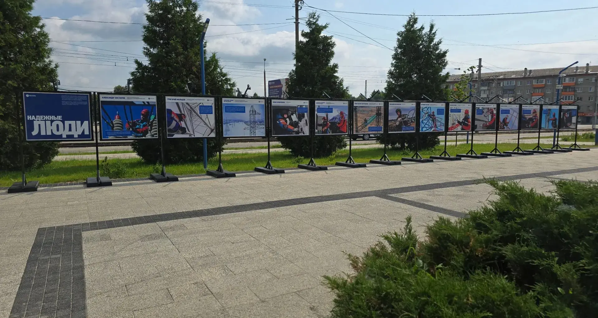 В Коломне открылась уличная фотовыставка «Надежные люди», посвященная непростому и само...