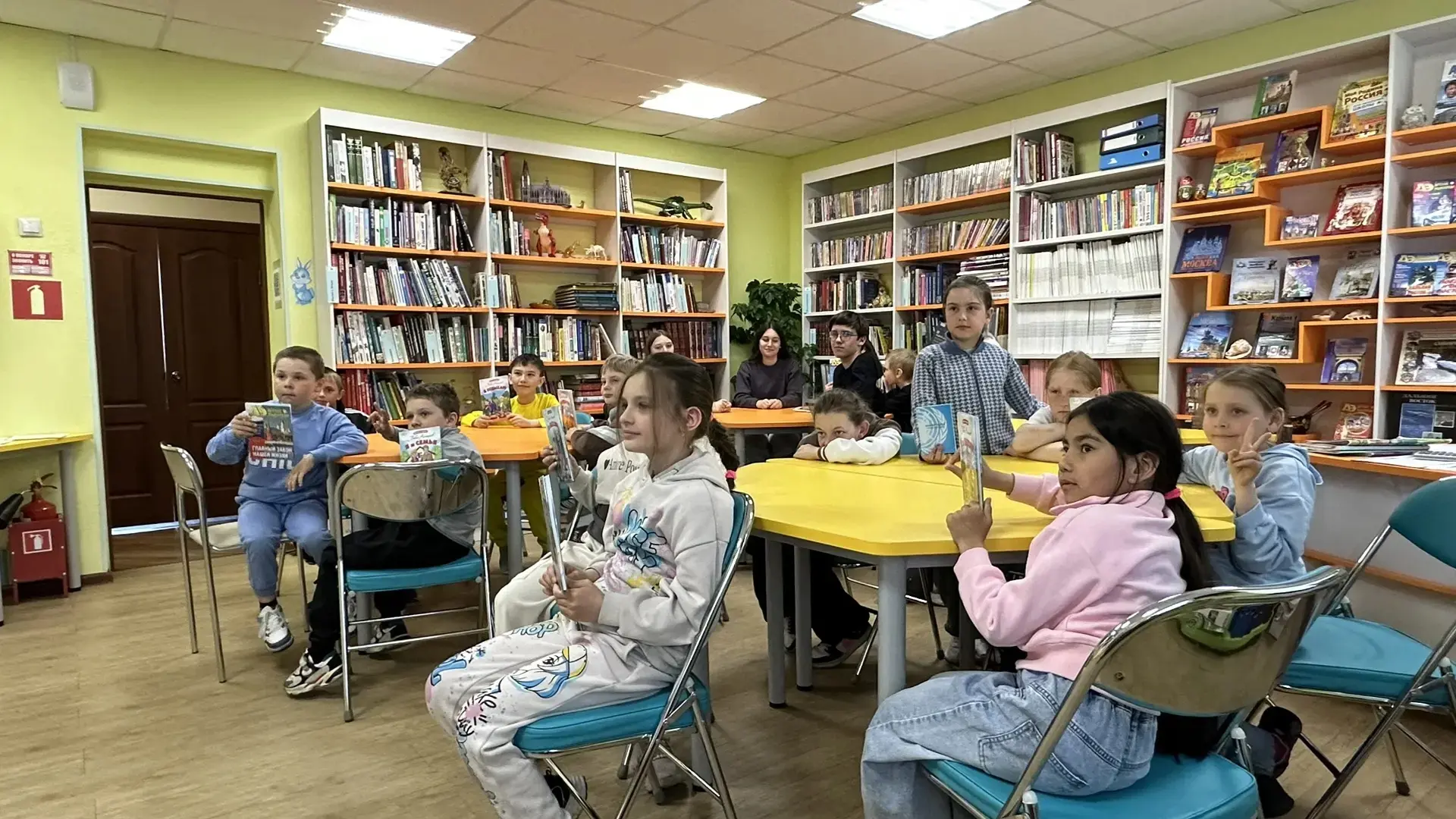 📚 День защиты детей в библиотеке: лагерь «СОШ №2» в гостях у книг! ✨👧👦